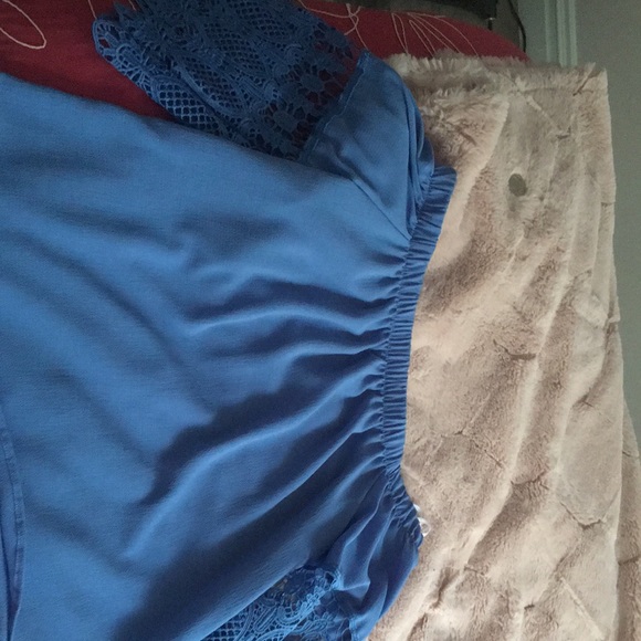 Off shoulder top with lace on the sleeves - Picture 2 of 2
